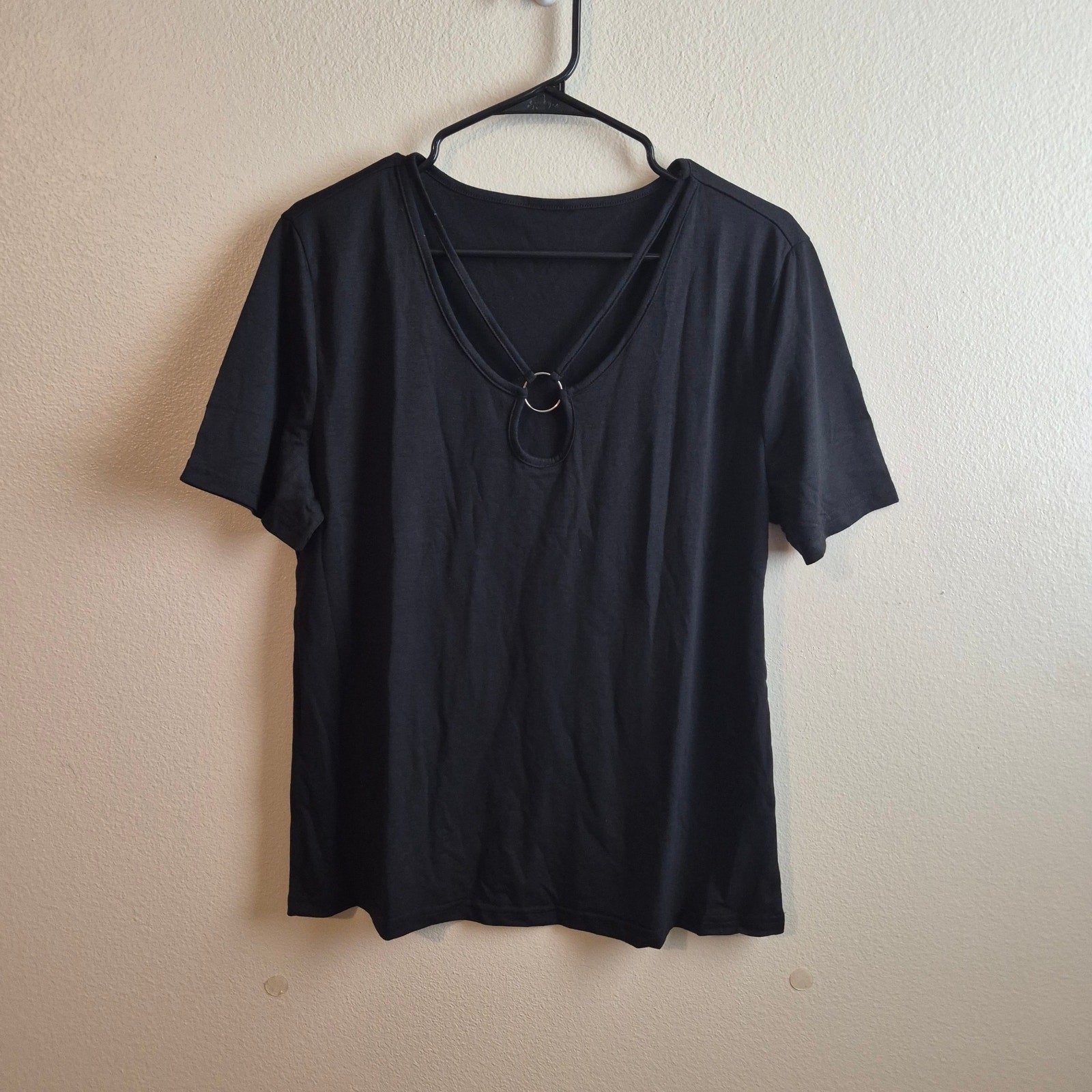Women’s Black Short-Sleeve Top with O-Ring Keyhole Detail – Size XL